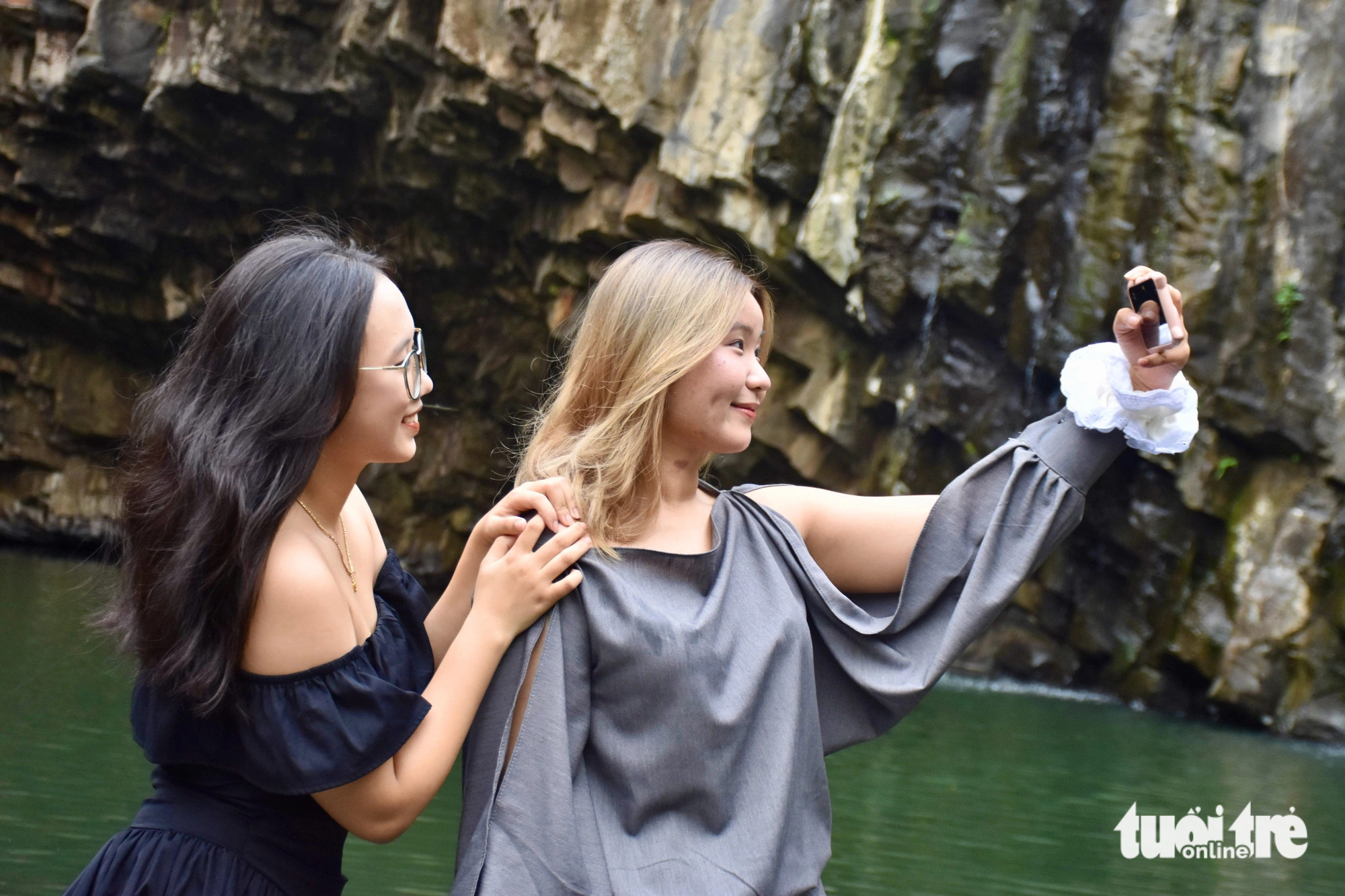 Girls take we-fies at Vuc Hom Waterfall in Vinh Xuan Village, An Linh Commune, Tuy An District of Phu Yen Province, south-central Vietnam. Photo: Minh Chien / Tuoi Tre