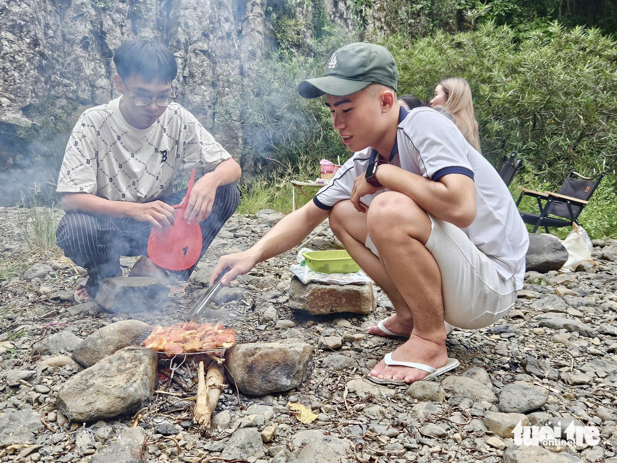 Boys grill meat at Vuc Hom Waterfall in Vinh Xuan Village, An Linh Commune, Tuy An District of Phu Yen Province, south-central Vietnam. Photo: Minh Chien / Tuoi Tre