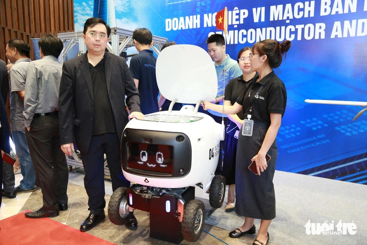 Information exhibition activities at the 2024 Da Nang Semiconductor Day in Da Nang City on August 30, 2024. Photo: Doan Nhan / Tuoi Tre