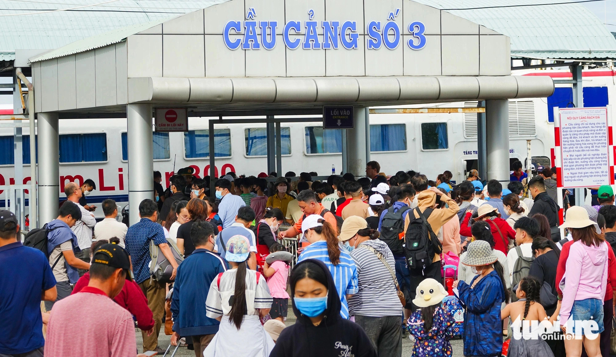 Vacationers throng boat stations to visit southern Vietnam islands