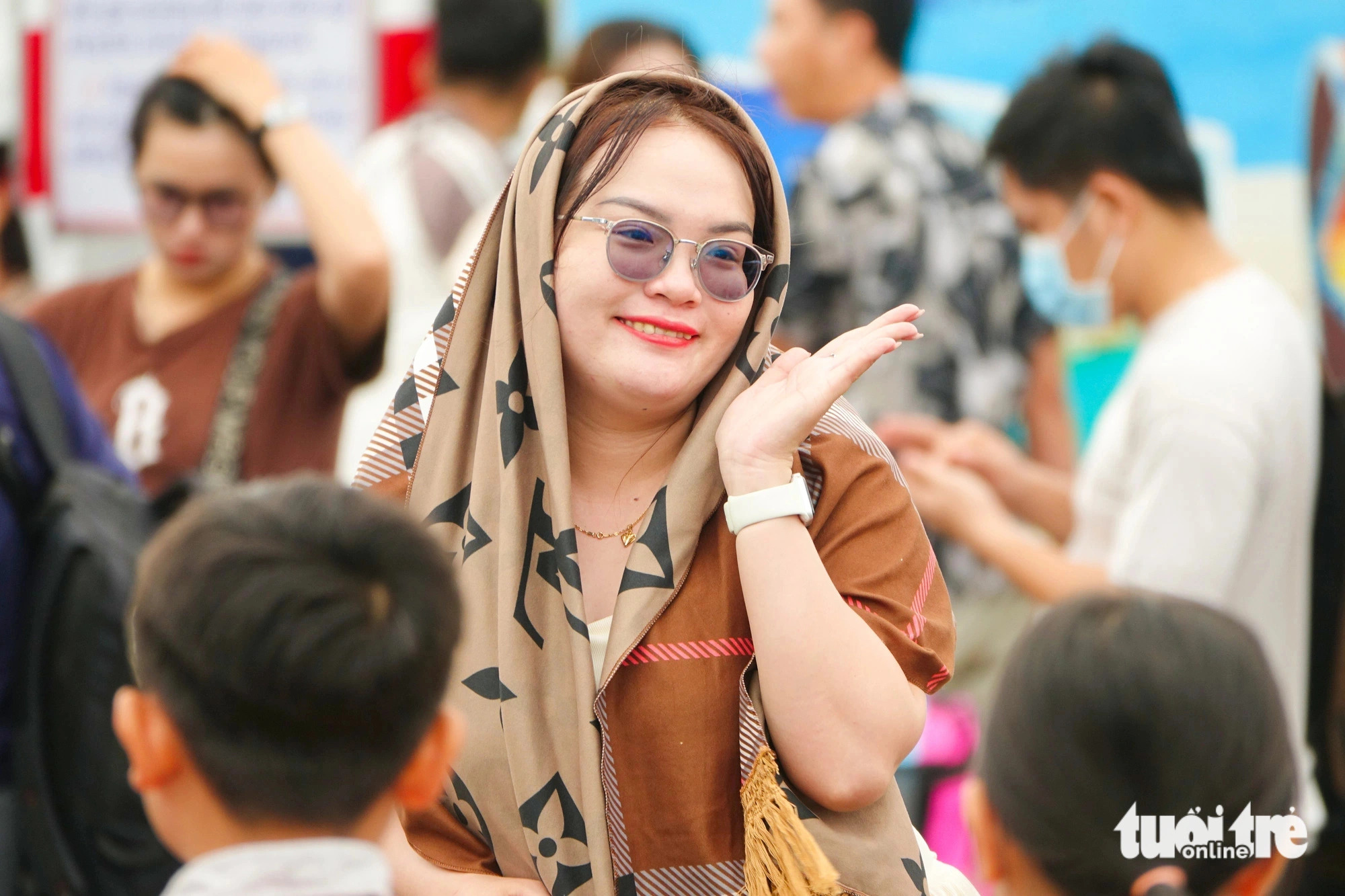 A tourist poses with a smile at a boat station in Rach Gia City, Kien Giang Province, southern Vietnam before visiting local islands, August 31, 2024. Photo: Chi Cong / Tuoi Tre