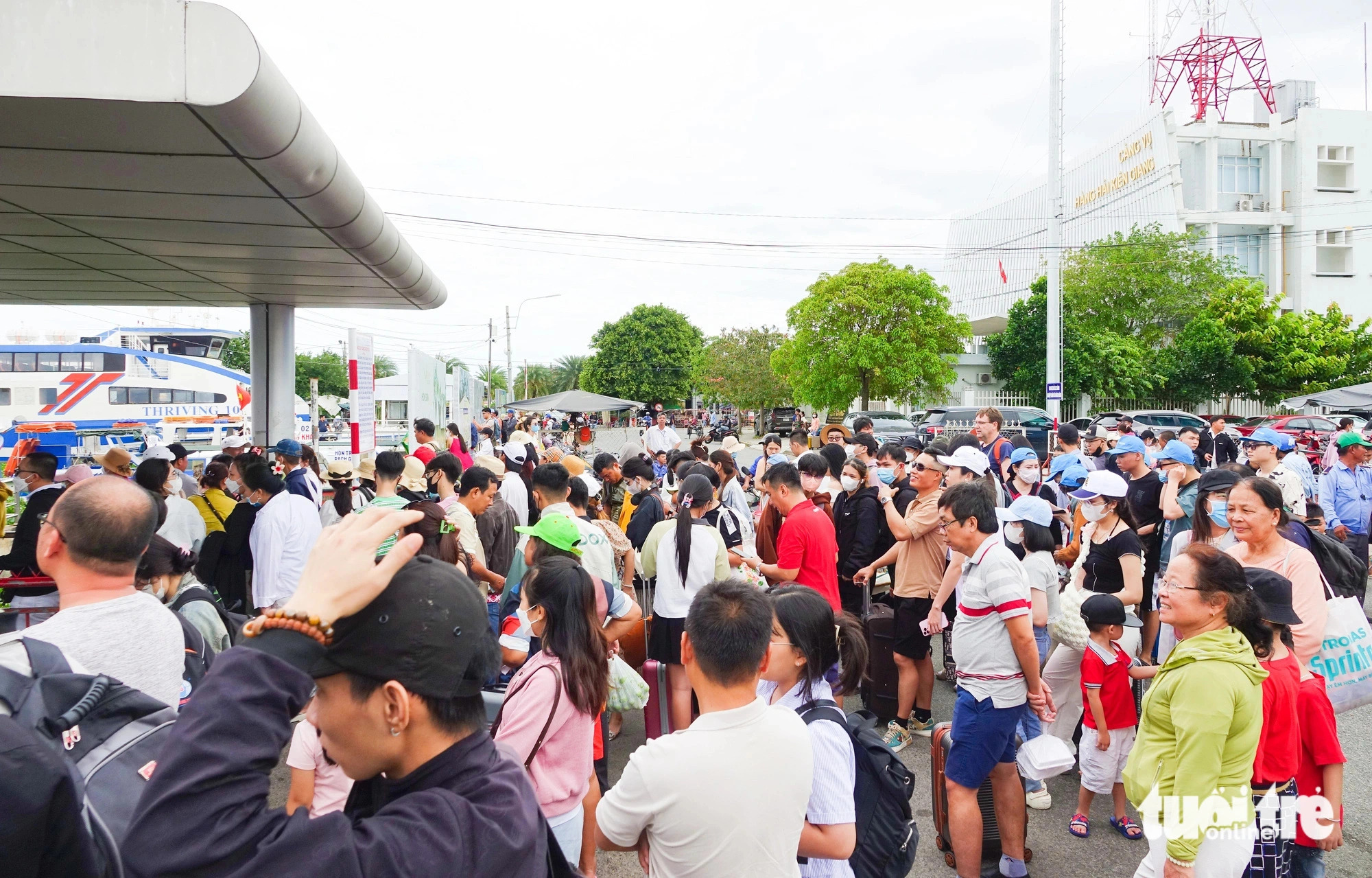 Tourists wait for their express boat rides at a boat station in Rach Gia City, Kien Giang Province, southern Vietnam, August 31, 2024. Photo: Chi Cong / Tuoi Tre