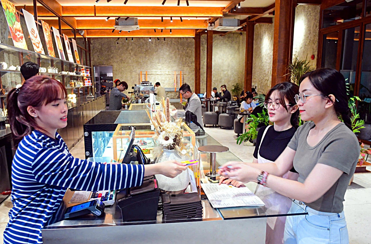 Vietnam records at least 30,000 F&B store closures in Jan-June