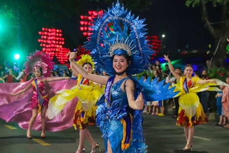 Da Nang street dance program attracts thousands of residents, tourists