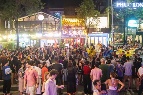 Thousands of residents flock to the Tran Hung Dao Street section from Ly Nam De Street to Trieu Viet Vuong Street in Da Nang City to enjoy the program. Photo: Thanh Nguyen / Tuoi Tre