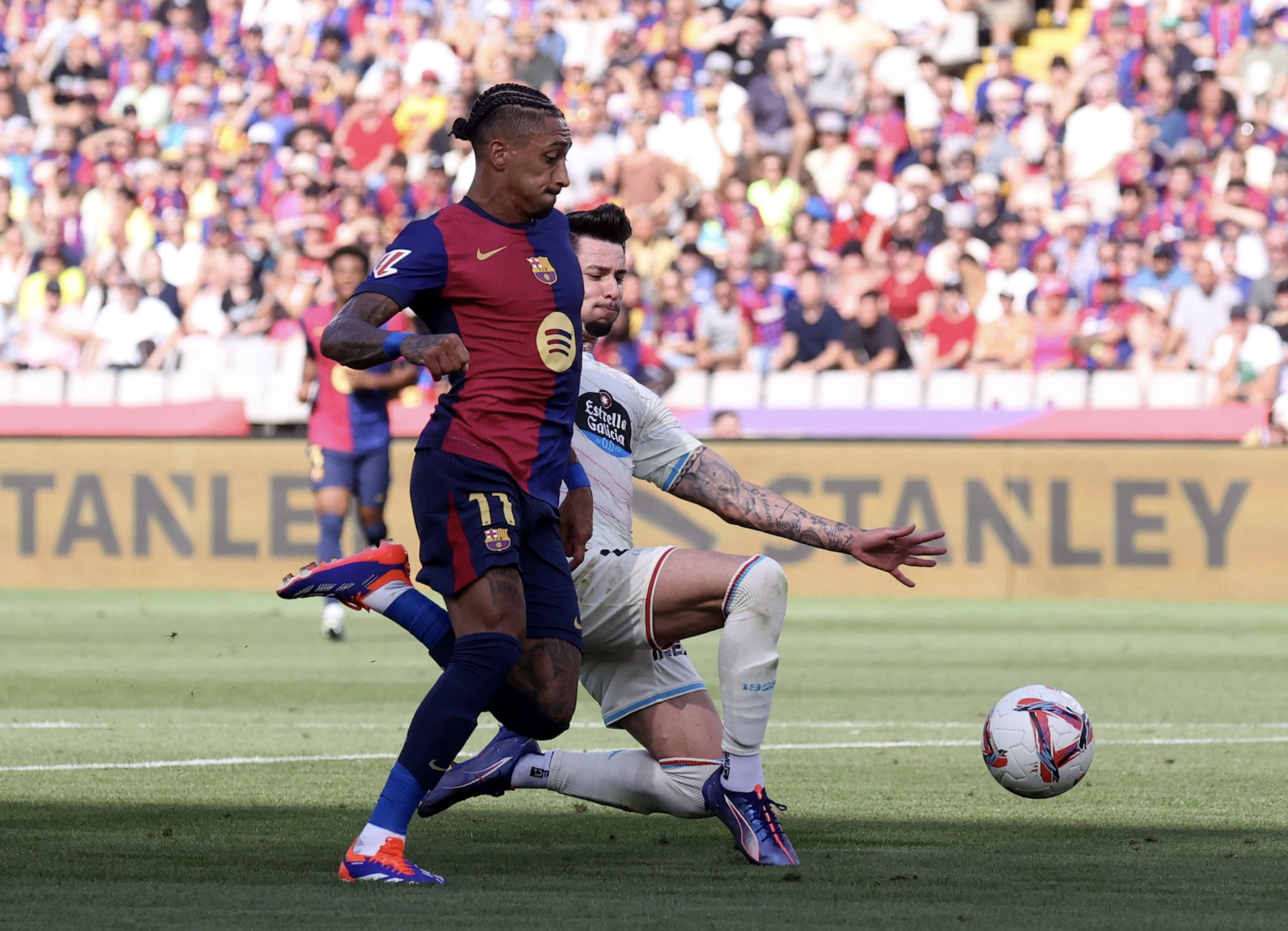 Soccer Football - LaLiga - FC Barcelona v Real Valladolid - Estadi Olimpic Lluis Companys, Barcelona, Spain - August 31, 2024 FC Barcelona's Raphinha in action with Real Valladolid's Luis Perez. Photo: Reuters