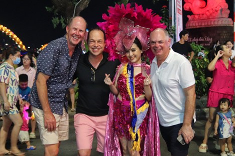 Foreign tourists are also excited to immerse themselves in lively dances. Photo: Thanh Nguyen / Tuoi Tre