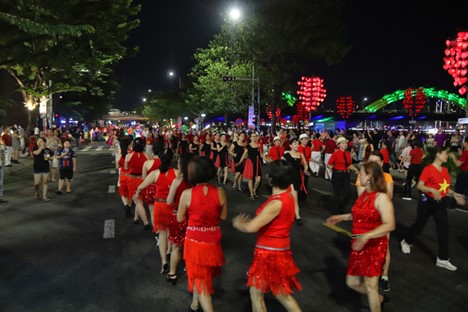 Dancers and street artists create a vibrant atmosphere on the bank of the Han River in Da Nang City. Photo: Thanh Nguyen / Tuoi Tre