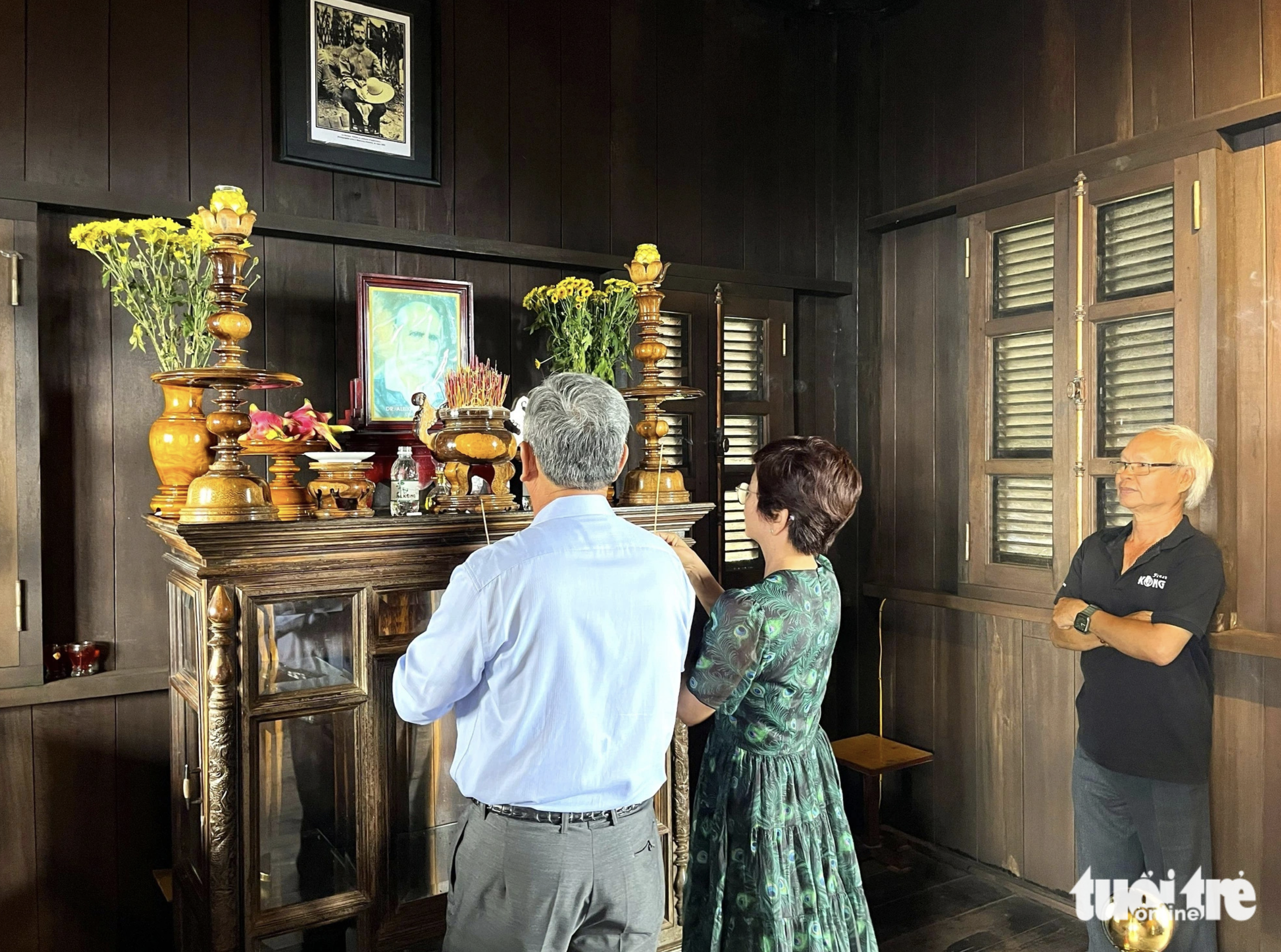 Tourists offer incense to tribute Dr. Alexandre Yersin. Photo: Nguyen Hoang / Tuoi Tre