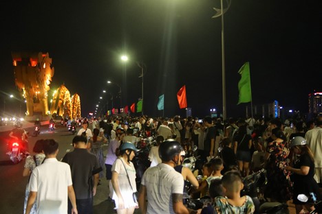 Residents and tourists crowd the iconic Dragon Bridge in Da Nang to enjoy the street dance program. Photo: Thanh Nguyen / Tuoi Tre