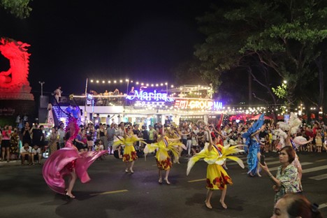 The program is like a music and lighting fest to celebrate the National Day (September 2) holiday. Photo: Thanh Nguyen / Tuoi Tre