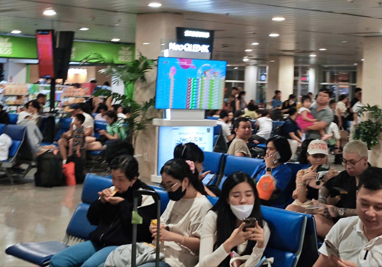 Many passengers expressed their frustration of receiving continuous delay notifications without accurate information about when they would finally depart. Photo: Tuoi Tre Contributor