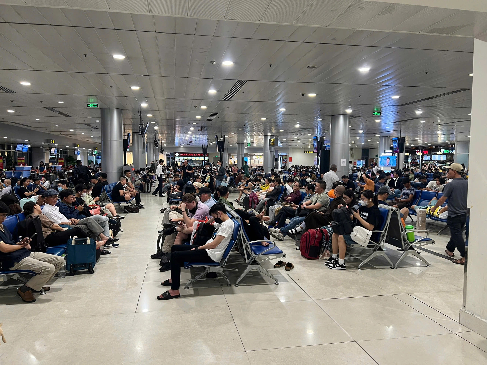 Holiday travel plans derailed by flight disruptions at Ho Chi Minh City airport