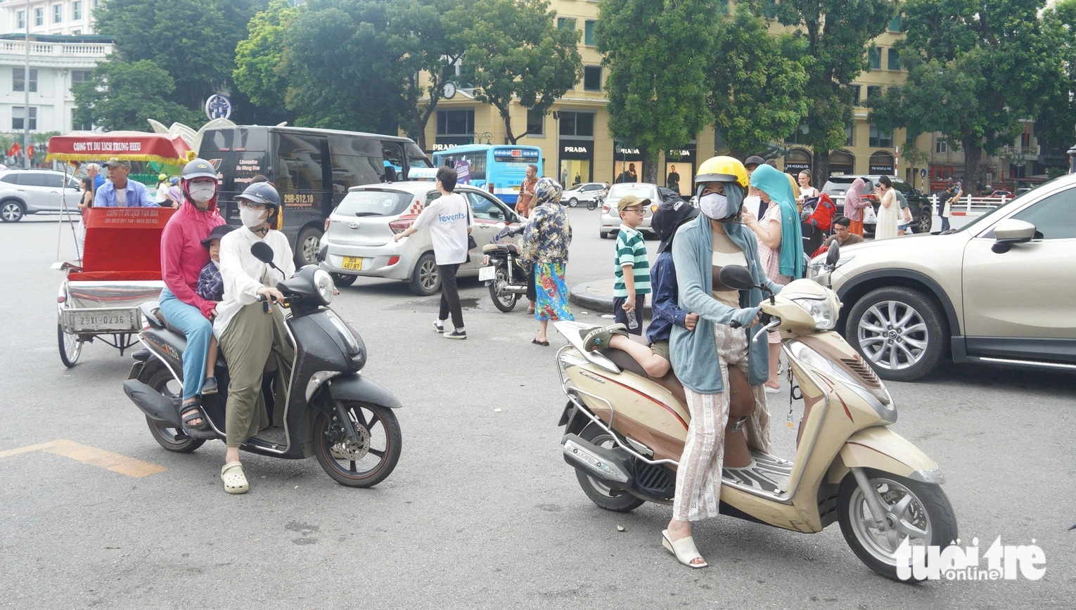 People gather at the gate of the Hanoi Opera House in Hanoi hoping to get free tickets for a double-decker bus ride on September 1, 2024. Photo: Ngoc An / Tuoi Tre