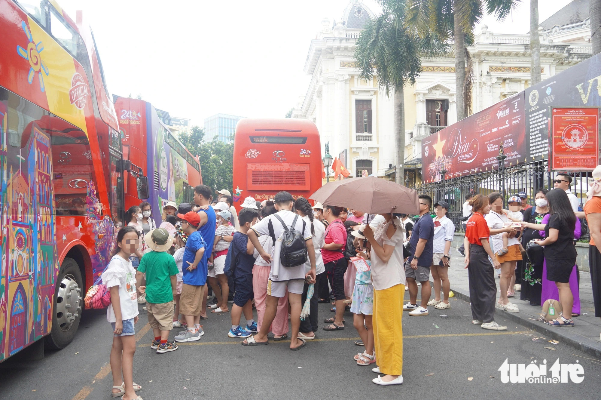 Crowds misled by fake free double-decker bus ticket in Hanoi