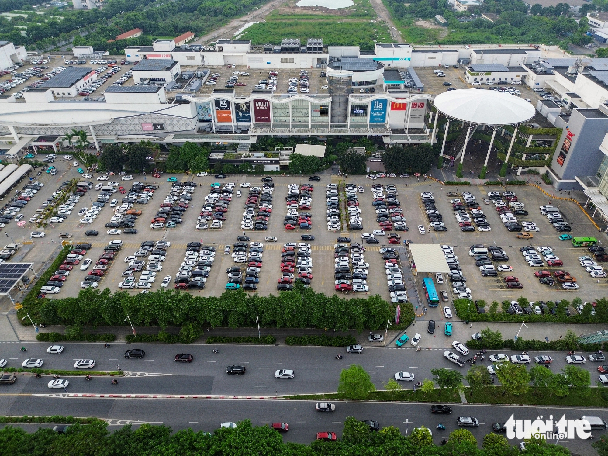 A parking lot is packed with cars at a shopping mall in Long Bien District, Hanoi, September 1, 2024. Photo: Hong Quang/Tuoi Tre