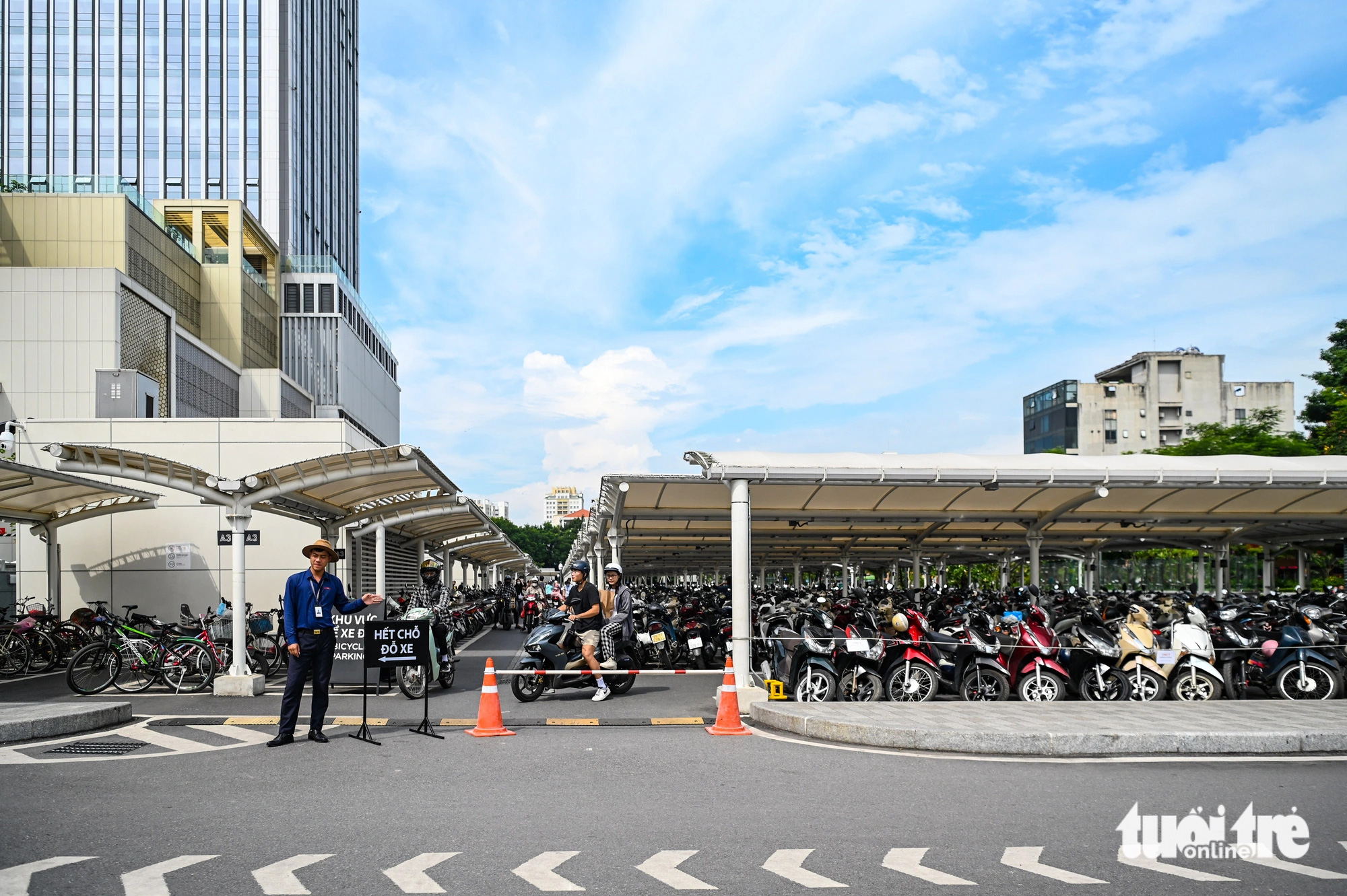 A parking lot packed with motorbikes at a shopping mall in Tay Ho District, Hanoi, September 1, 2024. Photo: Hong Quang/Tuoi Tre