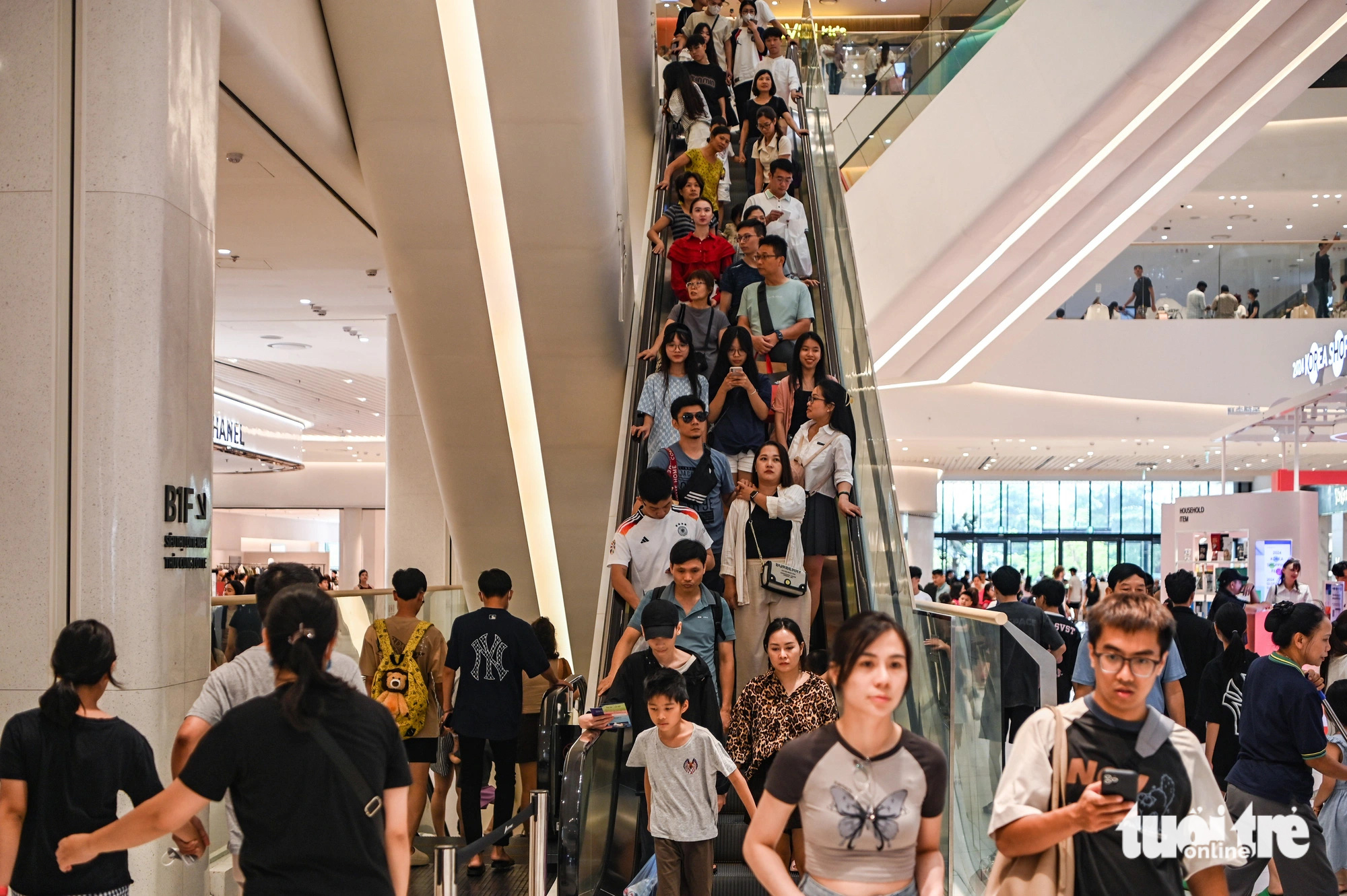 People crowd a shopping mall in Long Bien District, Hanoi, September 1, 2024. Photo: Hong Quang/Tuoi Tre