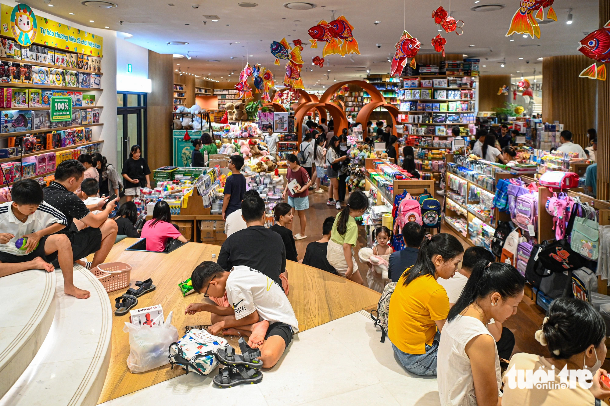 People crowd a bookstore at a shopping mall in Long Bien District, Hanoi, September 1, 2024. Photo: Hong Quang/Tuoi Tre