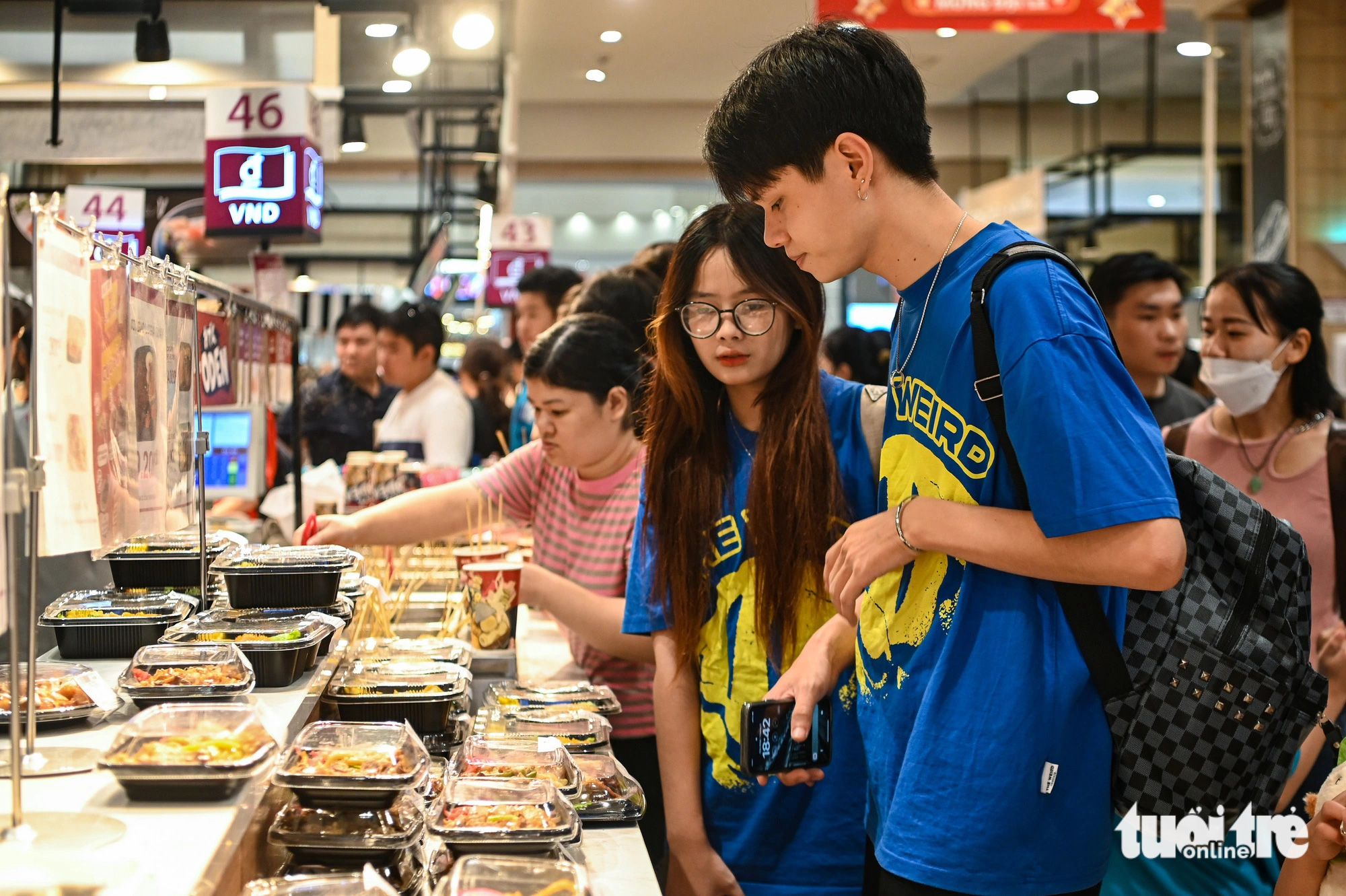 Young people visit food and beverage areas at a shopping mall in Long Bien District, Hanoi, September 1, 2024. Photo: Hong Quang/Tuoi Tre