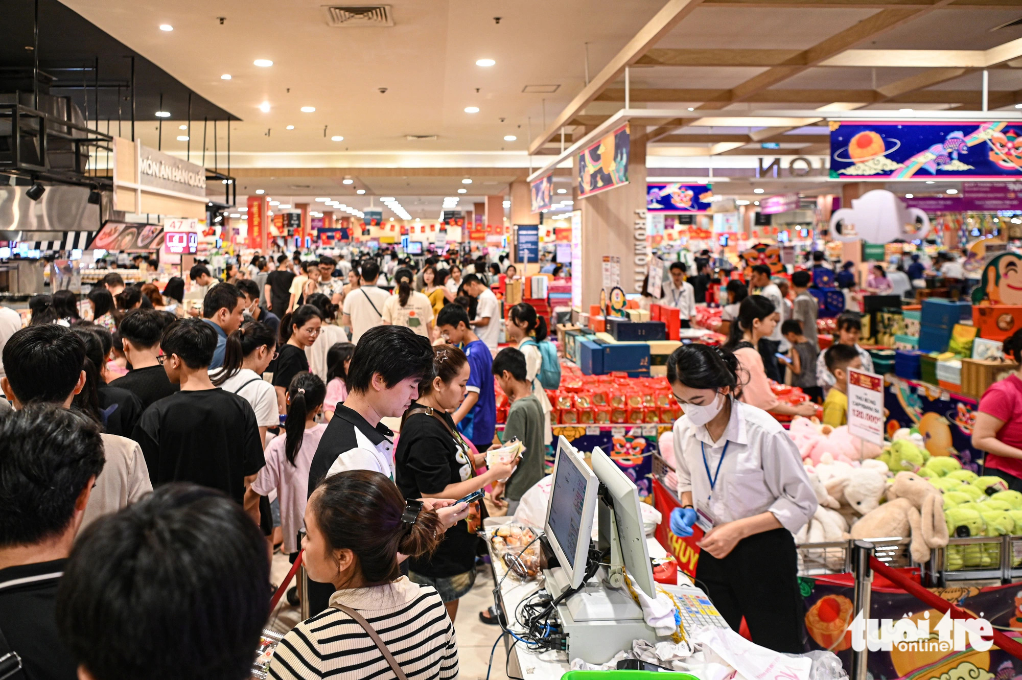 People crowd food and beverage areas at a shopping mall in Long Bien District, Hanoi, September 1, 2024. Photo: Hong Quang/Tuoi Tre