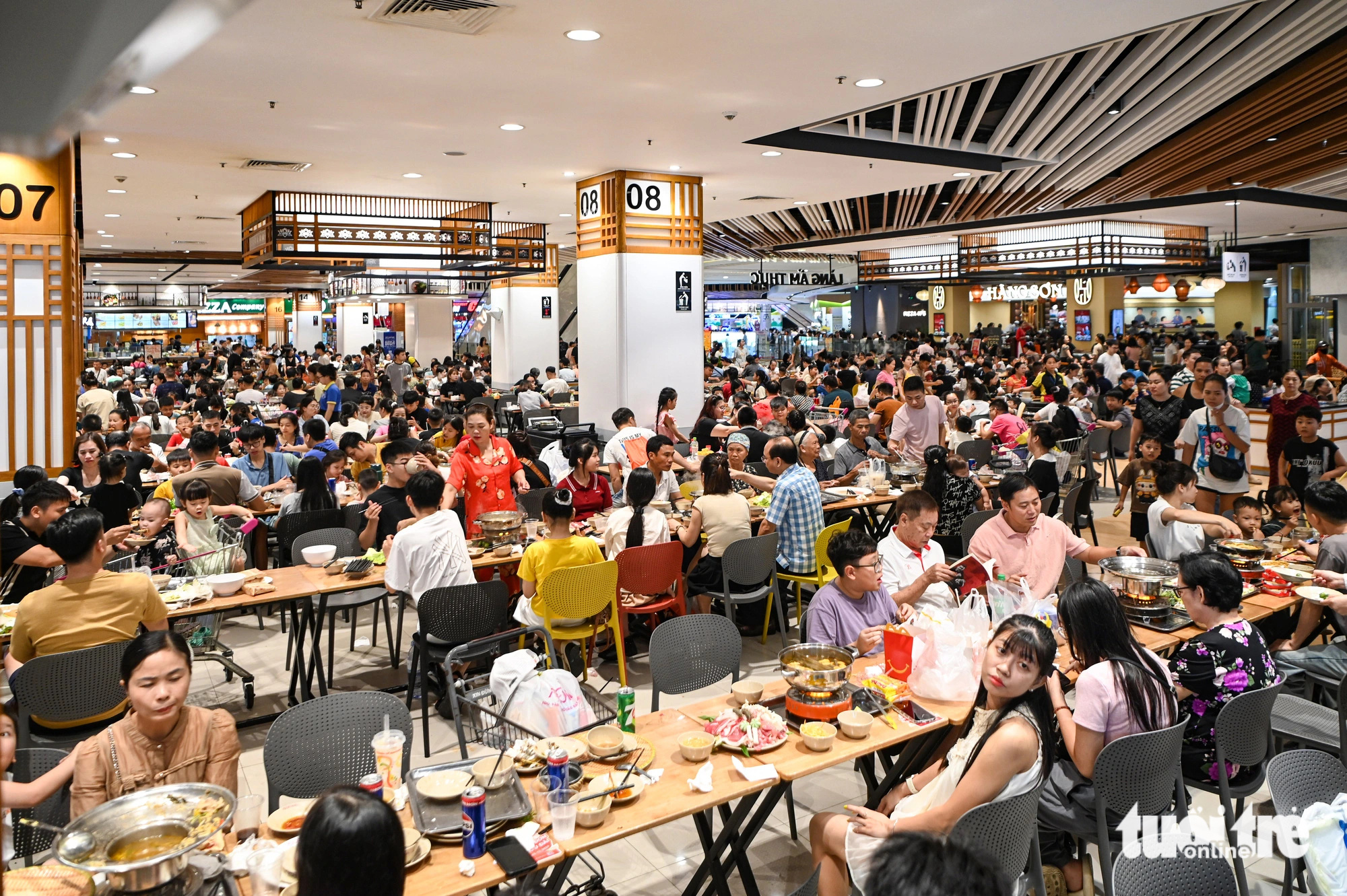 People crowd food and beverage areas at a shopping mall in Long Bien District, Hanoi, September 1, 2024. Photo: Hong Quang/Tuoi Tre