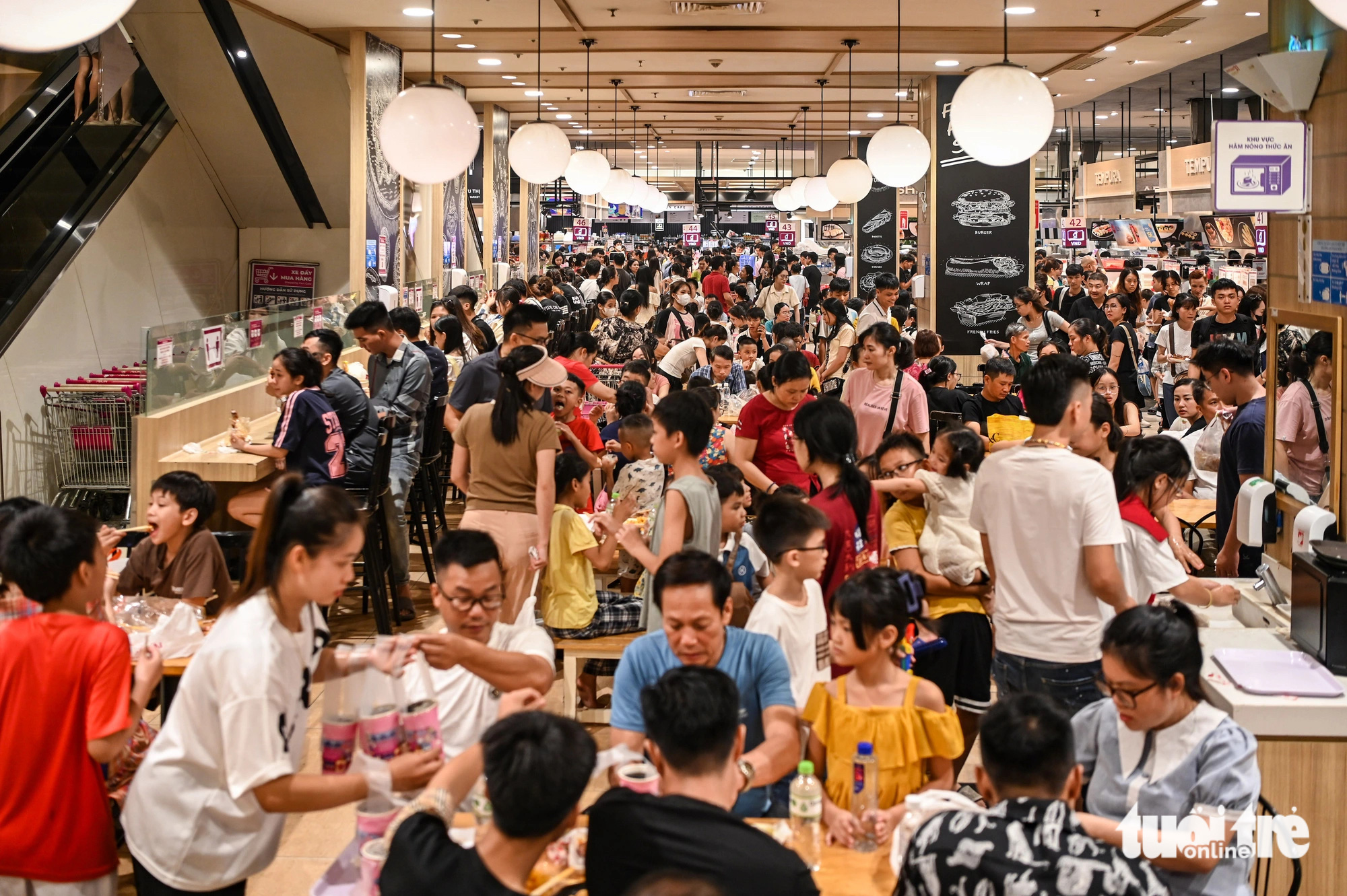 People crowd food and beverage areas at a shopping mall in Long Bien District, Hanoi, September 1, 2024. Photo: Hong Quang/Tuoi Tre