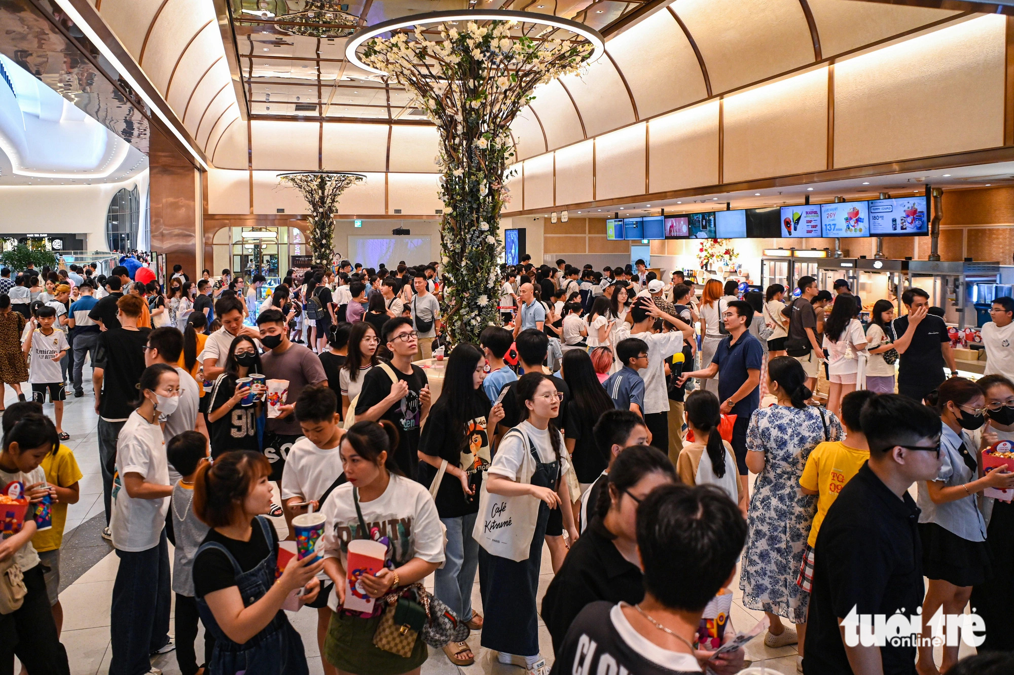 People crowd a shopping mall in Long Bien District, Hanoi, September 1, 2024. Photo: Hong Quang/Tuoi Tre