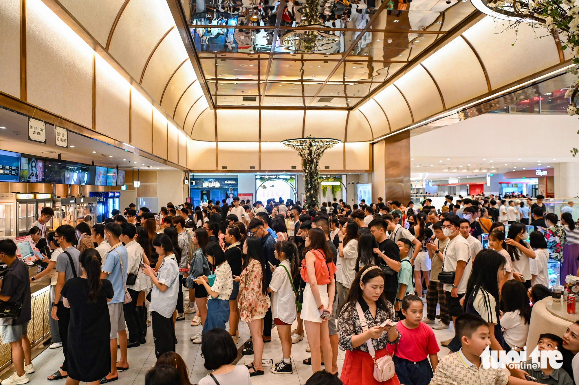 People crowd a shopping mall in Long Bien District, Hanoi, September 1, 2024. Photo: Hong Quang/Tuoi Tre