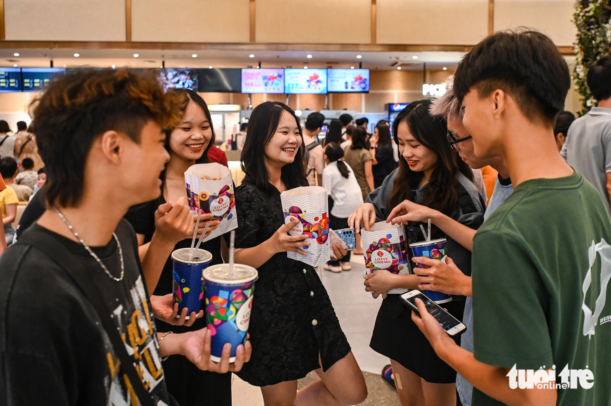 Young people wait for their screen time at a cinema inside a shopping mall in Long Bien District, Hanoi, September 1, 2024. Photo: Hong Quang/Tuoi Tre