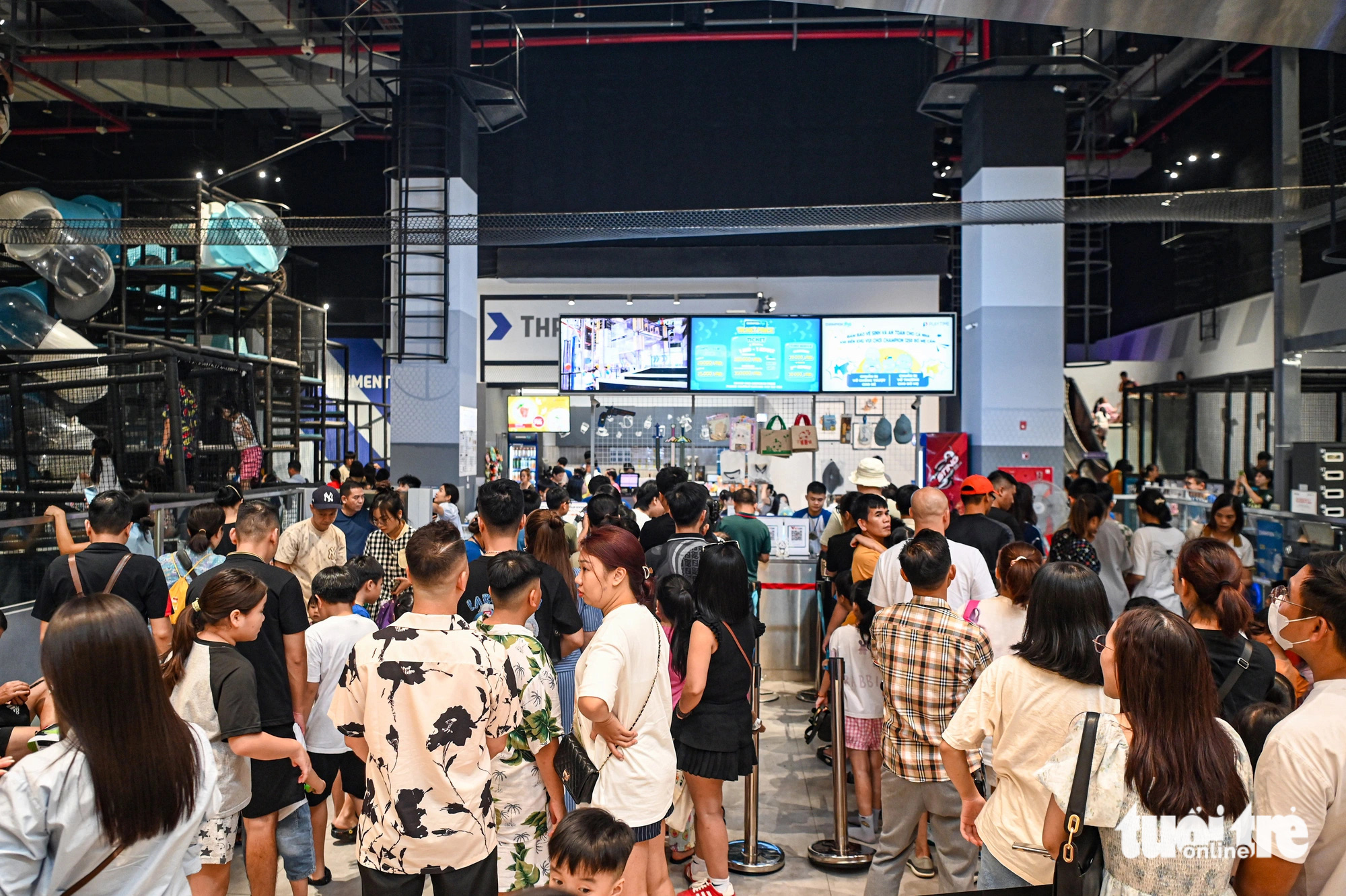 People line up for a children's playground inside a shopping mall in Long Bien District, Hanoi, on September 1, 2024. Photo: Hong Quang/Tuoi Tre