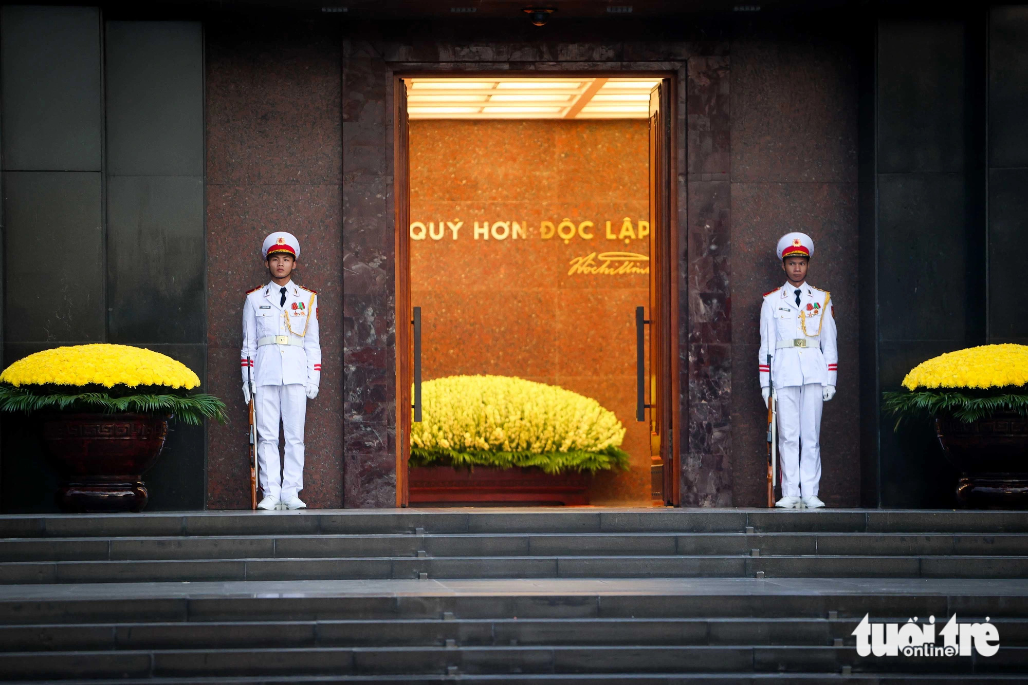 President Ho Chi Minh Mausoleum opens door for a flag-raising ceremony in celebration of Vietnam’s 79th National Day in Hanoi, September 2, 2024. Photo: Nguyen Khanh / Tuoi Tre