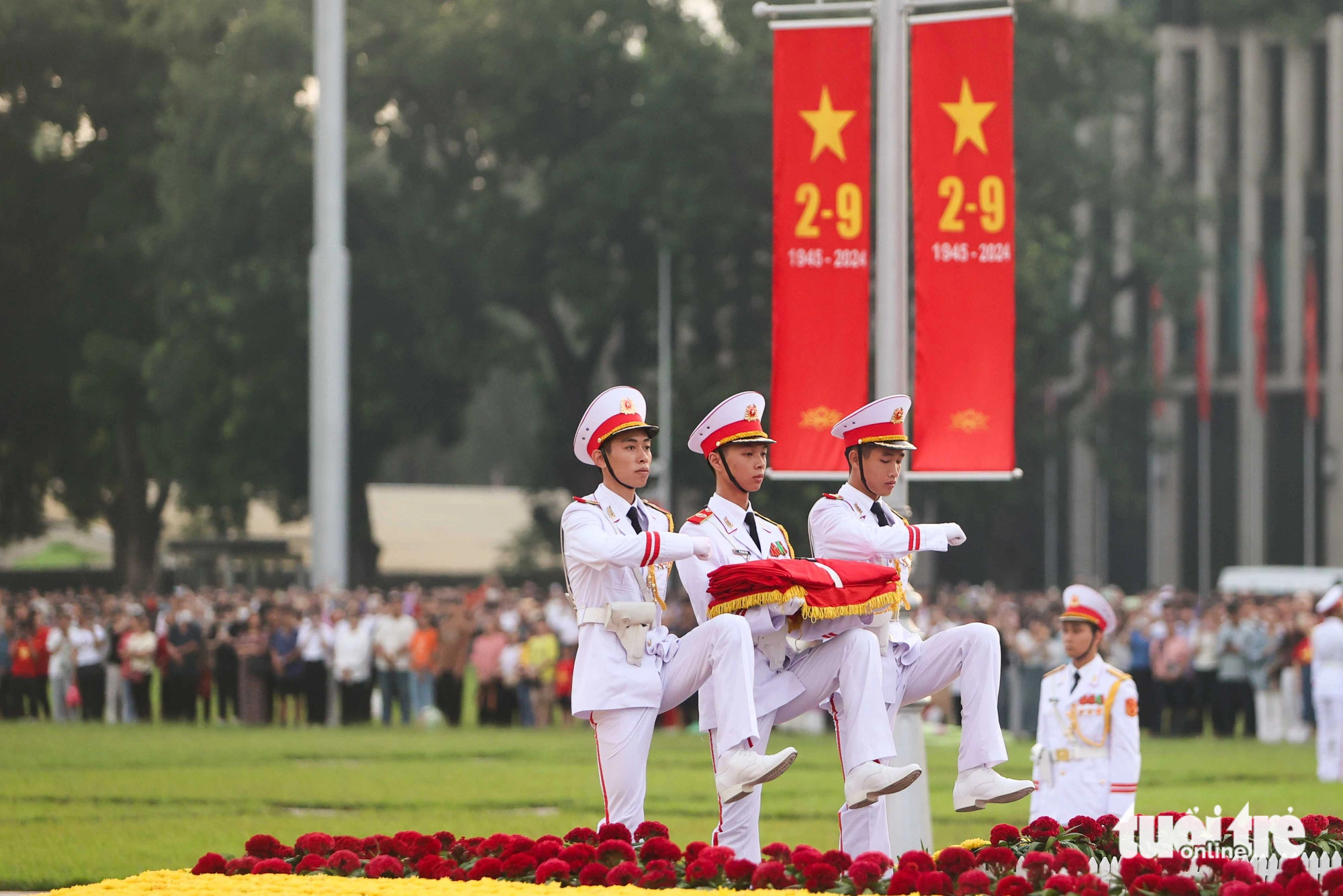 Honor guards step up to the flagpole area to conduct a flag-raising ceremony in celebration of Vietnam’s 79th National Day at Ba Dinh Square in Hanoi, September 2, 2024. Photo: Nguyen Khanh / Tuoi Tre