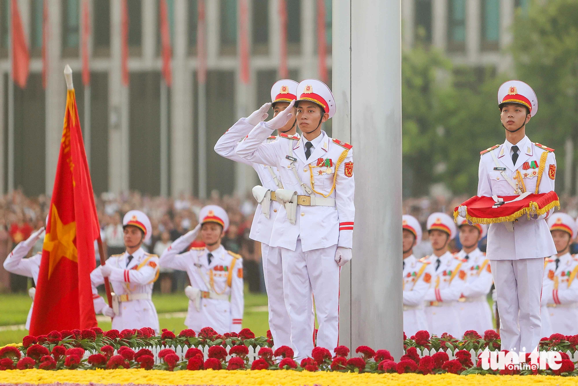 Honor guards salute the Vietnamese national flag during a flag-raising ceremony in celebration of Vietnam’s 79th National Day at Ba Dinh Square in Hanoi, September 2, 2024. Photo: Nguyen Khanh / Tuoi Tre