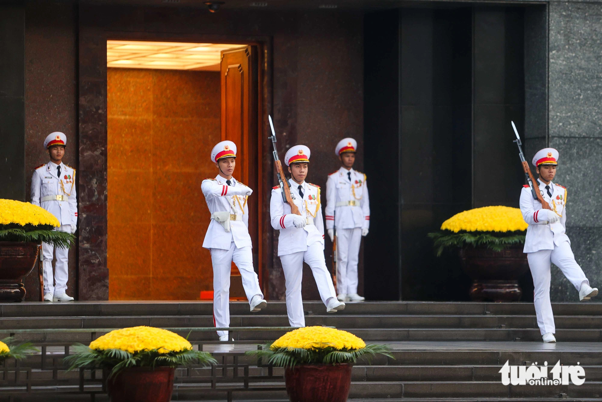 Honor guards change shift at President Ho Chi Minh Mausoleum at Ba Dinh Square in Hanoi, September 2, 2024. Photo: Nguyen Khanh / Tuoi Tre