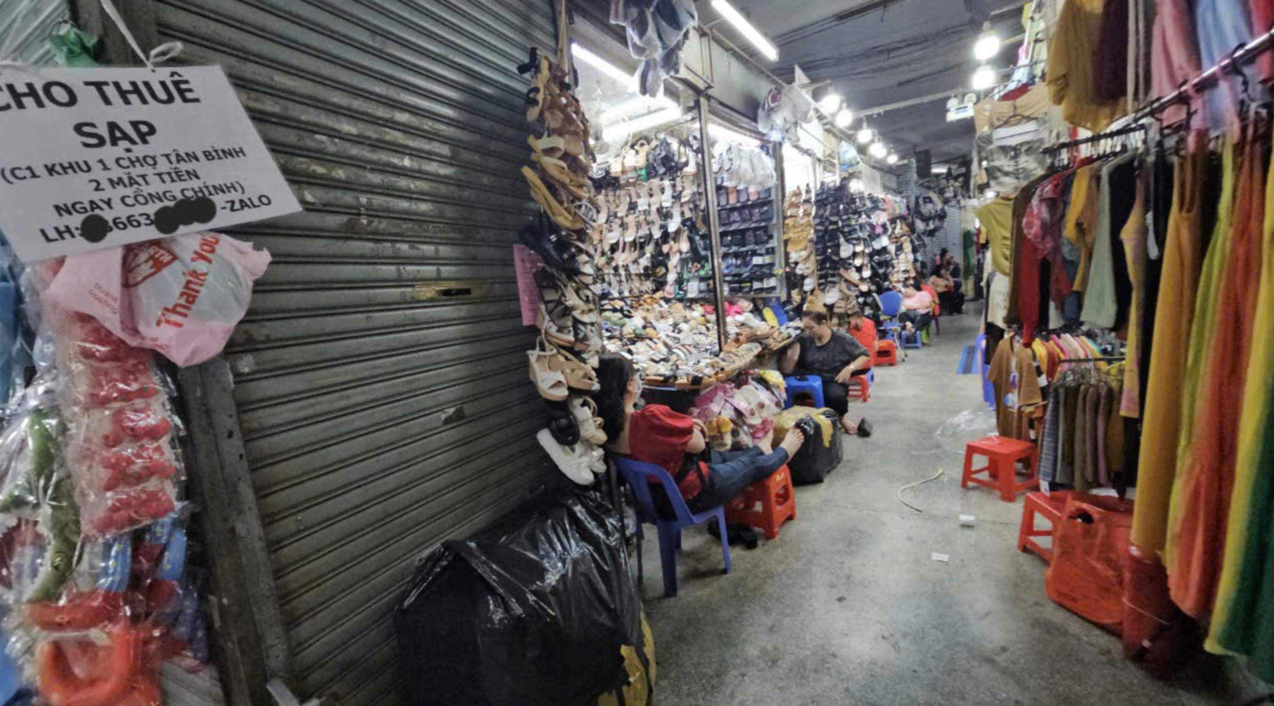 Many merchants at An Dong and Tan Binh markets in Ho Chi Minh City have shut down or put up for lease their fashion shops due to the absence of buyers. Photo: Nguyen Tri / Tuoi Tre