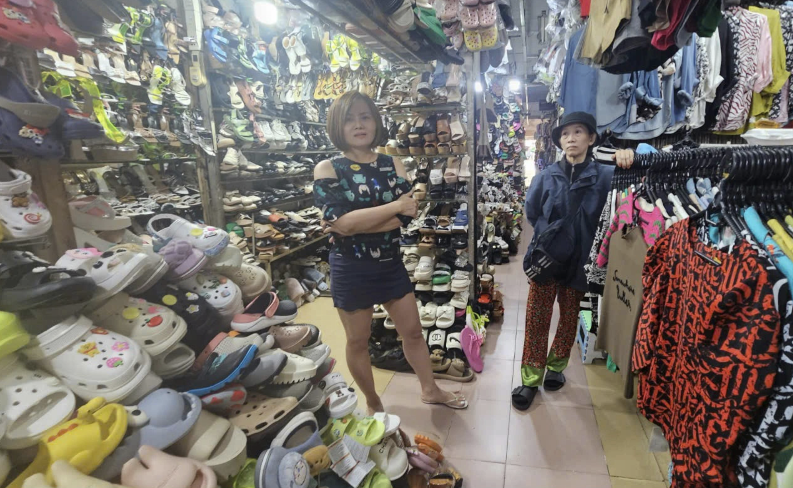 A merchant at Thu Duc Market in Ho Chi Minh City said that the prices of some items were revised down sharply to draw customers, but the number of buyers was not higher than expected. Photo: Nguyen Tri / Tuoi Tre