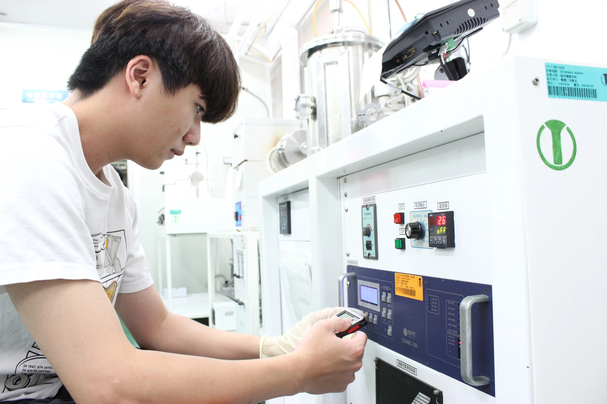 A semiconductor technology student at Da-Yeh University. Picture: Ha Binh / Tuoi Tre