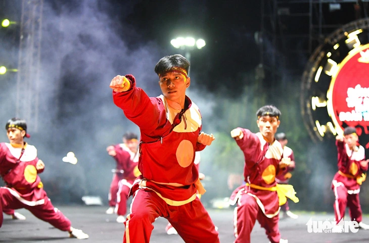 Fighters perform traditional Binh Dinh martial arts at the international martial arts show in Quy Nhon City, Binh Dinh Province, south-central Vietnam, September 2, 2024. Photo: Lam Thien / Tuoi Tre