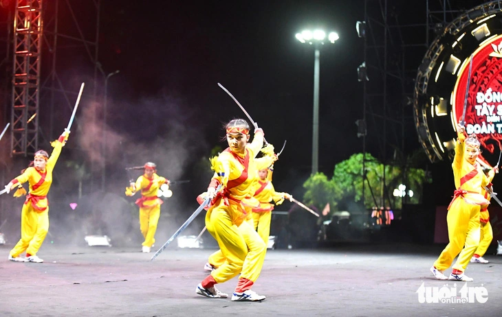 A swords performance by fighters of traditional Binh Dinh martial arts at the international martial arts show in Quy Nhon City, Binh Dinh Province, south-central Vietnam, September 2, 2024. Photo: Lam Thien / Tuoi Tre