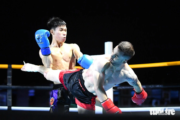 A Muay Thai match between a Binh Dinh fighter (L) and his Italian rival at the international martial arts show in Quy Nhon City, Binh Dinh Province, south-central Vietnam, September 2, 2024. Photo: Lam Thien / Tuoi Tre