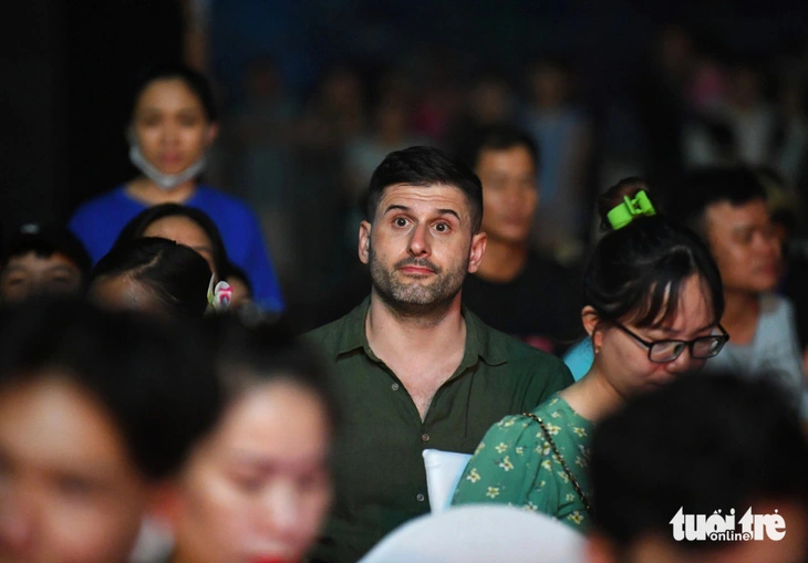 A foreign man is seen among the spectators watching performances and matches at the international martial arts show held Quy Nhon City, Binh Dinh Province, south-central Vietnam, September 2, 2024. Photo: Lam Thien / Tuoi Tre