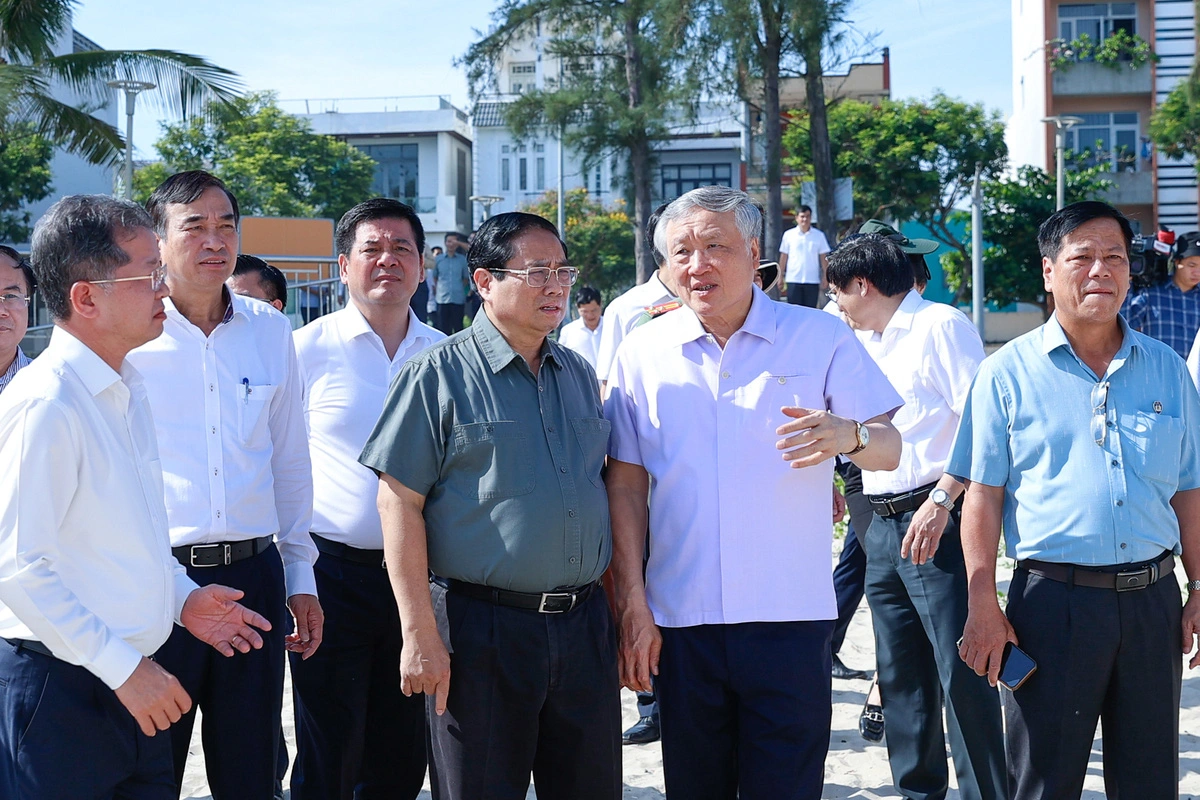 Prime Minister Pham Minh Chinh, Deputy Prime Minister Nguyen Hoa Binh, and leaders from various ministries and local departments during a site inspection in Da Nang, central Vietnam, September 1, 2024. Photo: Vietnam Government Portal