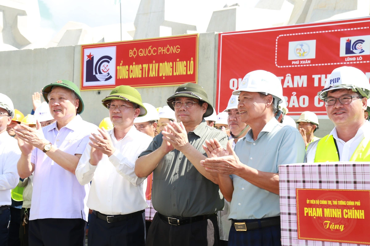 Prime Minister Pham Minh Chinh visits and presents gifts to encourage workers at the Lien Chieu Port construction site in Da Nang, central Vietnam, September 1, 2024. Photo: Doan Nhan / Tuoi Tre