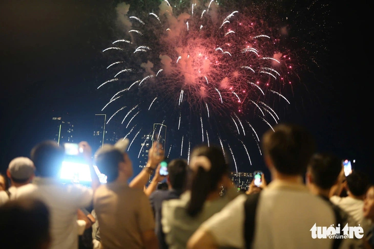 Residents and tourists in Ho Chi Minh City are seen using cellphones to capture memorable moments of a fireworks display conducted on the evening of September 2, 2024 to celebrate Vietnam’s 79th National Day. Photo: Phuong Quyen / Tuoi Tre