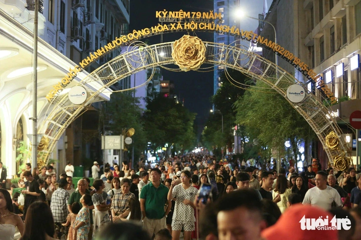 A street in District 1, Ho Chi Minh City fills with people flocking there on September 2, 2024 to watch a fireworks show welcoming Vietnam’s 79th National Day. Photo: Phuong Quyen / Tuoi Tre