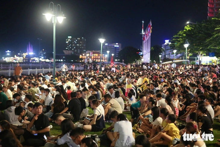 People gather at the Bach Dang Wharf Park in District 1, Ho Chi Minh City on September 2, 2024, waiting for a fireworks show marking Vietnam’s 79th National Day. Photo: Phuong Quyen / Tuoi Tre