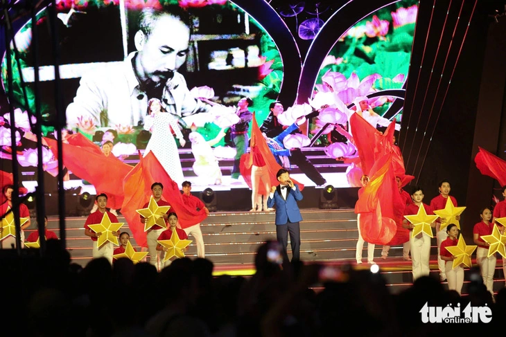 A music and dance program takes place on Nguyen Hue Pedestrian Street on the evening of September 2, 2024 to welcome Vietnam’s 79th National Day. Photo: Phuong Quyen / Tuoi Tre