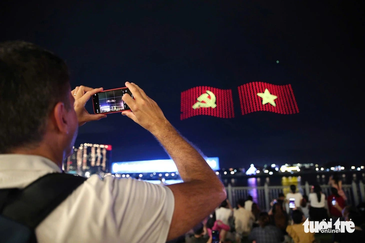 The Party flag (L) and the national flag of Vietnam are created by drones in the night sky of Ho Chi Minh City on September 2, 2024 to celebrate Vietnam’s 79th National Day. Photo: Phuong Quyen / Tuoi Tre