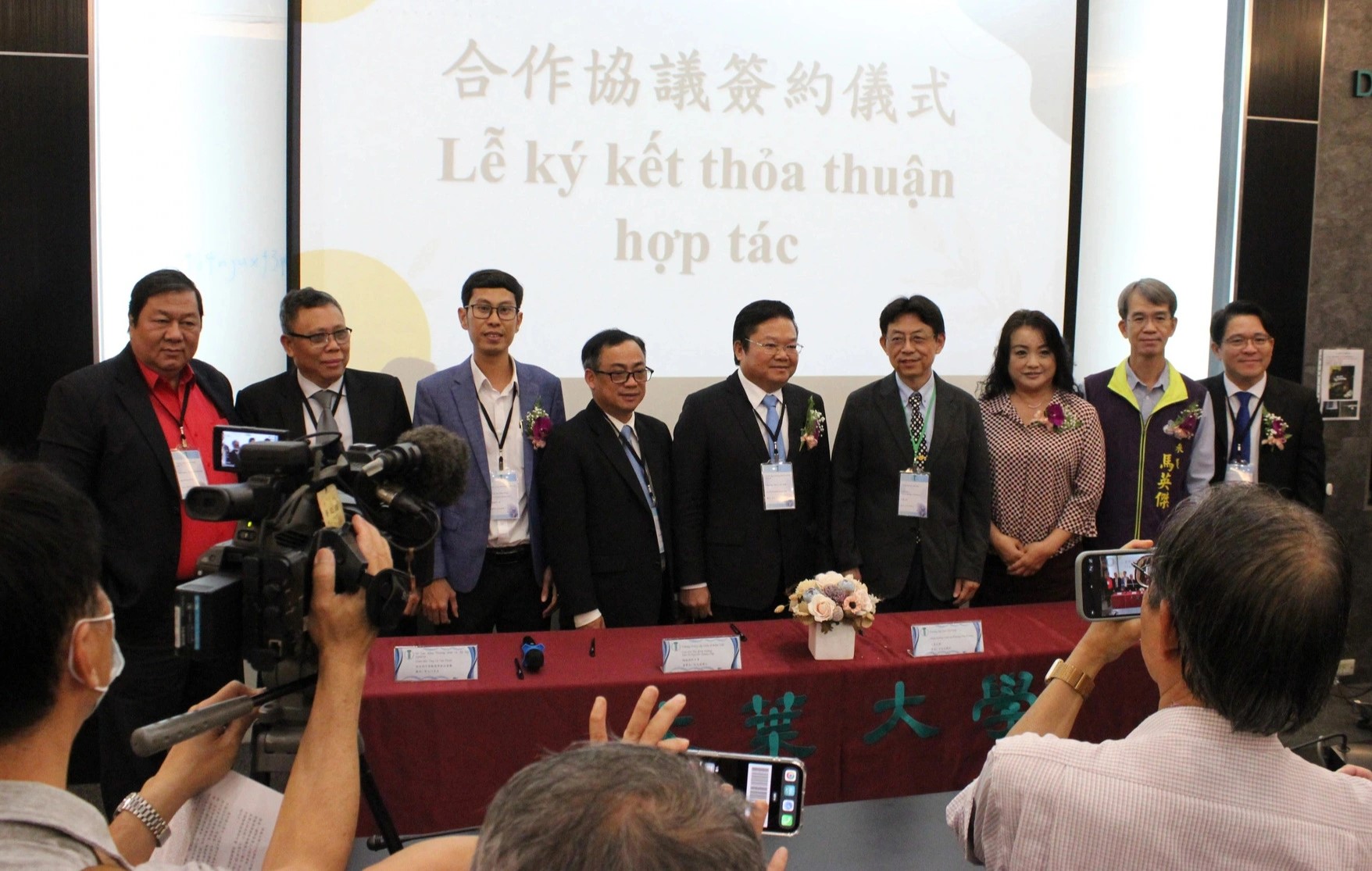 Universities from Vietnam and Taiwan attended the signing event for semiconductor training cooperation. Photograph: Ha Binh / Tuoi Tre